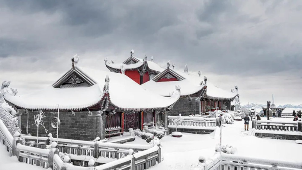 Sapa winter weather is cold, misty, and humid, with temperatures ranging from 3°C to 5°C and occasional snowfall in the coldest months